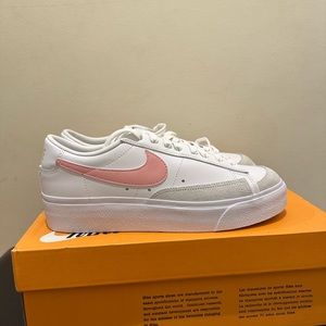 NIB WOMENS NIKE BLAZER LOW PLATFORM_WHITE/PINK GLAZE-WHITE-BLACK DJ0292-103